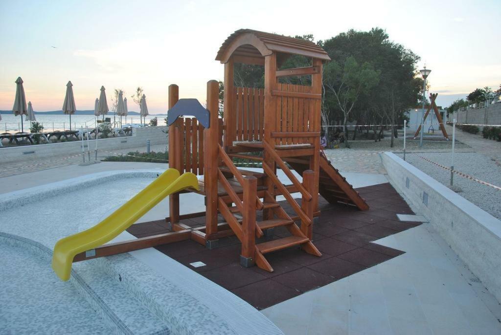 Apartmani Astrado ペトルチャネ エクステリア 写真