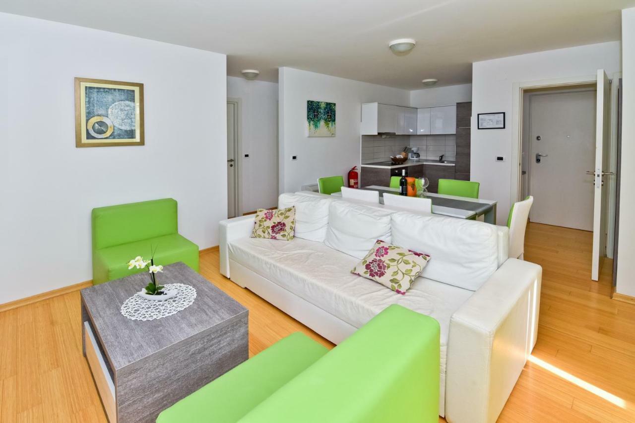 Apartmani Astrado ペトルチャネ エクステリア 写真