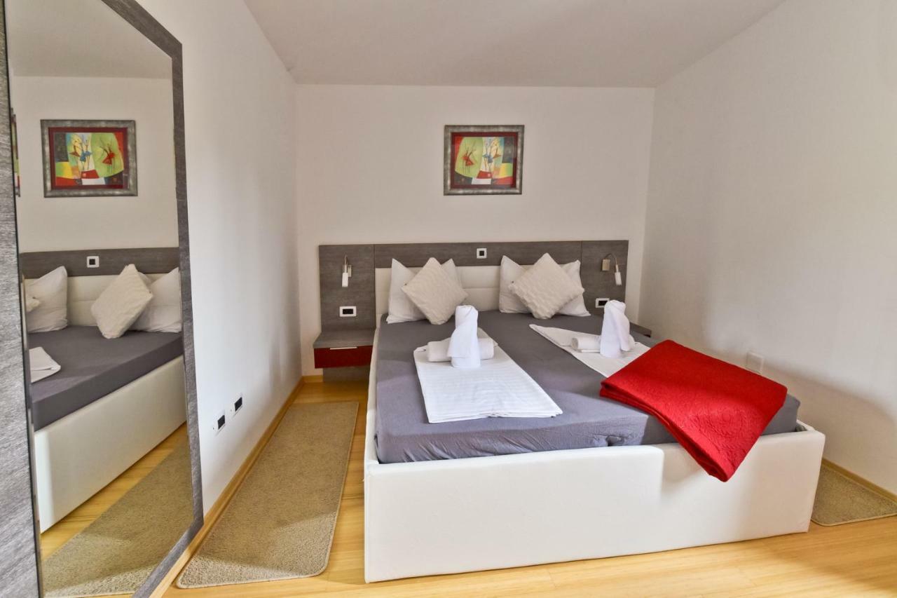 Apartmani Astrado ペトルチャネ エクステリア 写真