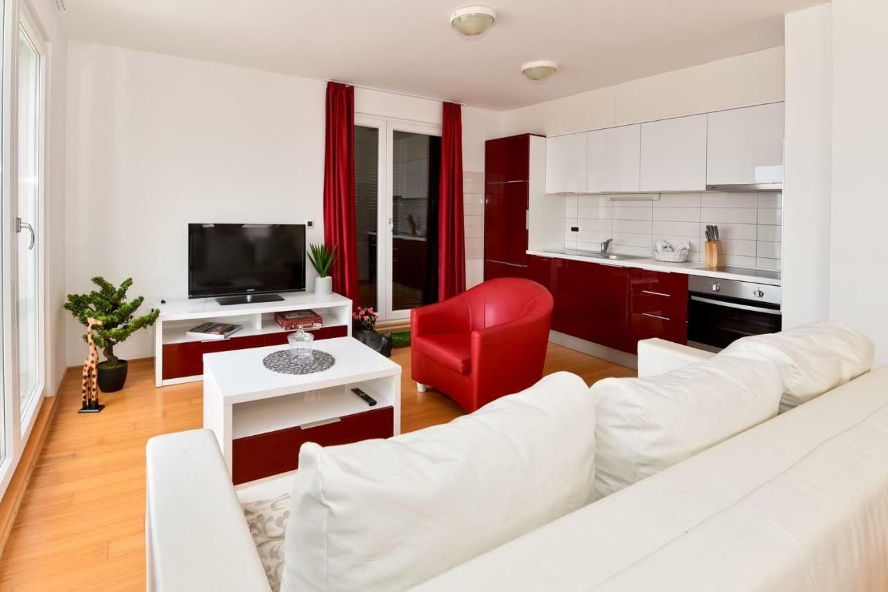 Apartmani Astrado ペトルチャネ エクステリア 写真