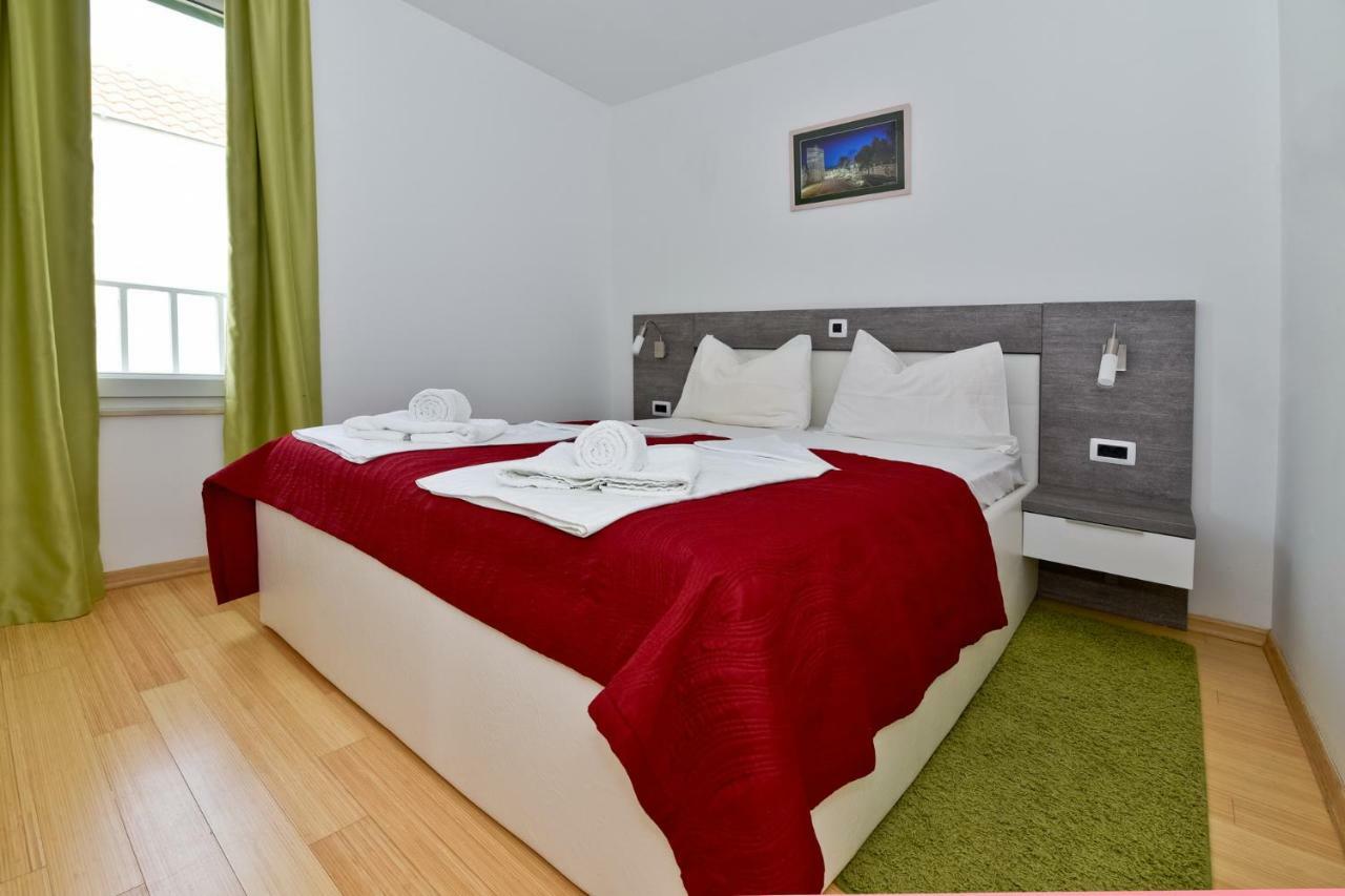 Apartmani Astrado ペトルチャネ エクステリア 写真