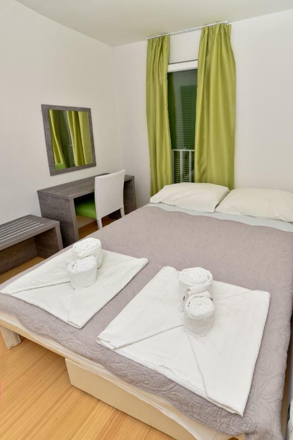 Apartmani Astrado ペトルチャネ エクステリア 写真